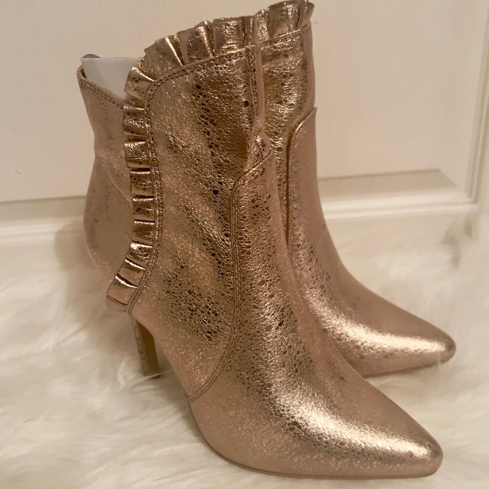 Shoe dazzle rose gold metallic faux leather booties. Ruffled edge. Size 7.5